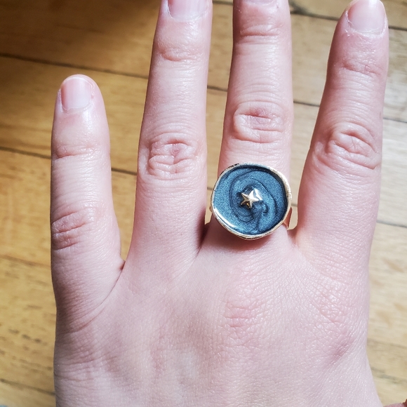 NWOT Gold Dark Grey Star Ring - Picture 8 of 13